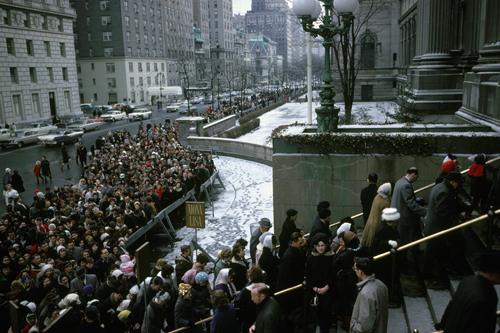 The Metropolitan Museum of Art, exterior, during the exhibition, The Mona Lisa by Leonardo da Vinci, February 7- March 4, 1963; view facing south showing crowds lined up on Fifth Avenue and on the front steps of the Museum. Image © The Metropolitan Museum of Art